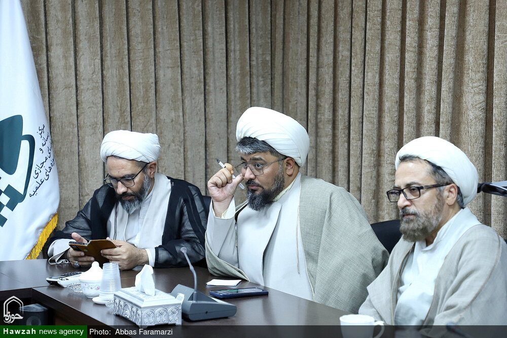 نویسندگان حوزوی نسبت به عملیاتی شدن پیام رهبر انقلاب پیگیر باشند