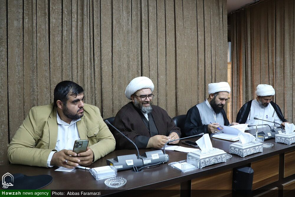 نویسندگان حوزوی نسبت به عملیاتی شدن پیام رهبر انقلاب پیگیر باشند